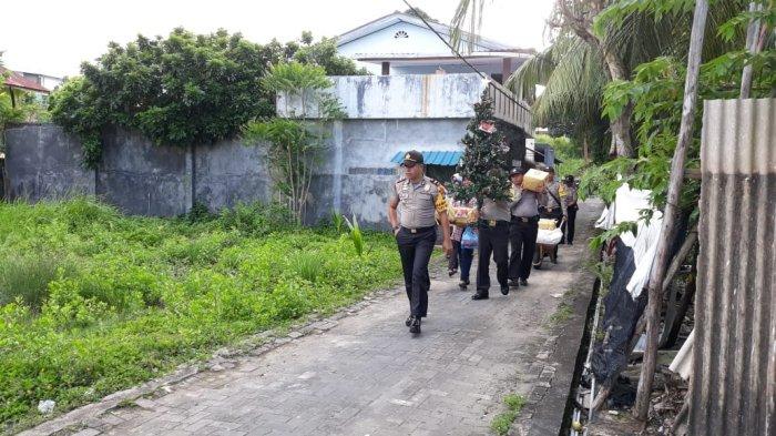 Polri Peduli, Para anggota Polisi Ini Hadiahkan Pohon Natal ke Rumah Tukang Ojek