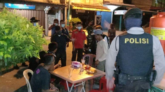 Dibantu Ormas, Polsek Balai Karimun Sisir Sejumlah Lokasi, Tegakkan Maklumat Kapolri Cegah Corona