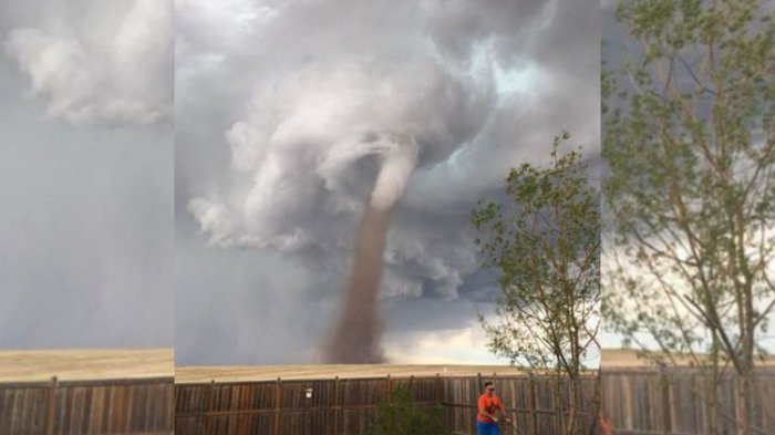 ALAMAK. Angin Tornado Bergulung di Belakangnya, Pria Ini Cuek Potong Rumput