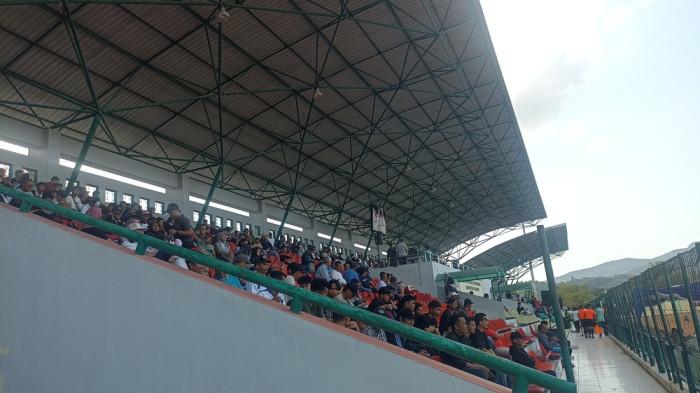 LIGA 4 KEPRI - Antusias masyarakat Karimun menyaksikan pertandingan Liga 4 Kepri 2025-2026 di Stadion Badang Perkasa pada Sabtu (31/1/2026)