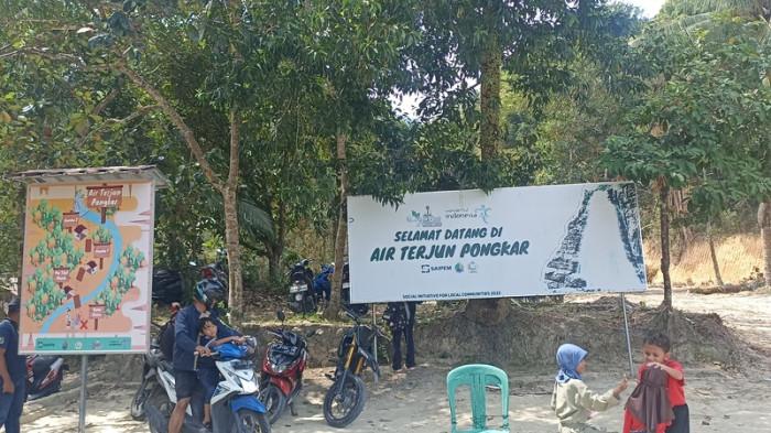 DESTINASI WISATA KARIMUN - Beberapa pengunjung memarkirkan kendaraan di parkiran destinasi Wisata Air Terjun Desa Pongkar Karimun pada Minggu (18/1/2026)