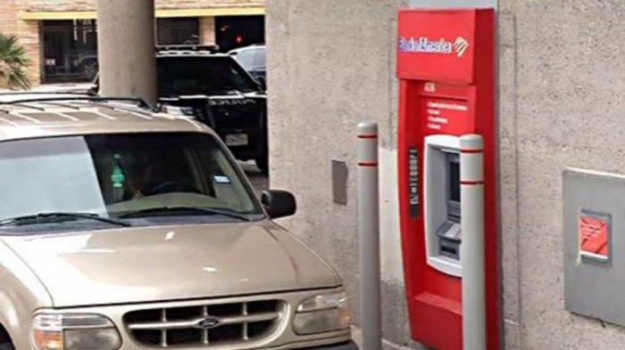 Viral! Pria Terperangkap Dalam ATM, Minta Tolong Lewat Setruk. Begini Kejadiannya!