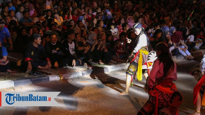 Tak Hadir di Acara Car Free Night Bundaran BP Batam, Sabtu Malam? Inilah Foto-foto Kemeriahannya - atraksi-kesenian-dan-budaya-di-acara-car-free-night-di-bundaran-bp-batam_20180408_102705.jpg