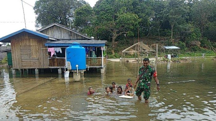 Warga Desa Sugie Karimun Diterjang Banjir Rob, Ketinggian Air Sampai Betis Orang Dewasa
