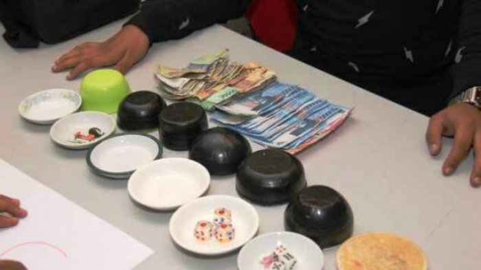 Digrebek saat Main Dadu, Sejumlah Penjudi Kabur dan Berhamburan. 6 Orang Berhasil Diamankan