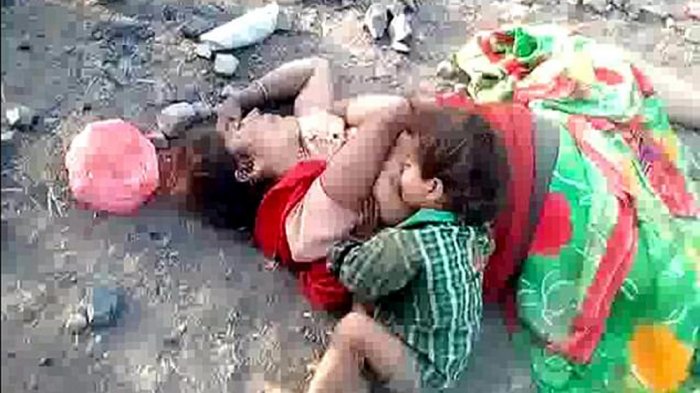 Bocah 17 Bulan Ini Menangis Kelaparan dan Menyusu pada Ibunya yang Meninggal