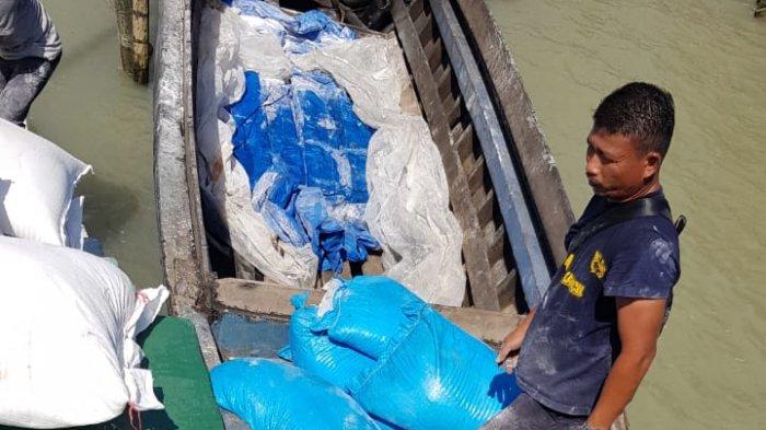 Dokumen Tak Lengkap, Bea Cukai Karimun Tegah Kapal Pompong Angkut Barang Harian Campur