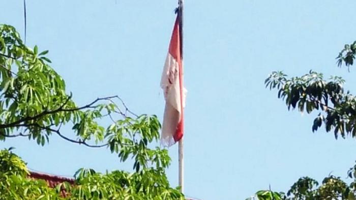MEMPRIHATINKAN! Merah Putih yang Dikibarkan di Disdukcapil Batam tak Terurus, Kusam dan Sobek-Sobek