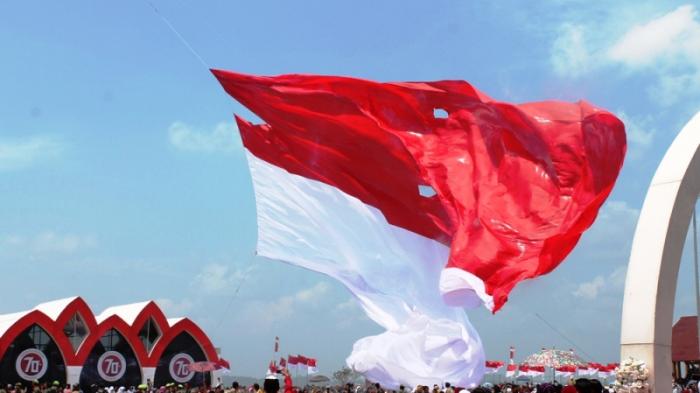 Bendera Raksasa 150 M dan Berat 200 Kg Dikibarkan dari Dalam Laut Karimun