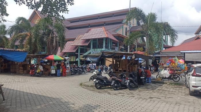 PASAR PUAN MAIMUN - Harga cabai di Pasar Puan Maimun melonjak, beberapa jenis bumbu dapur seperti bawang juga mulai langka jelang Natal dan Tahun Baru. Foto diambil Kamis (4/12/2025).