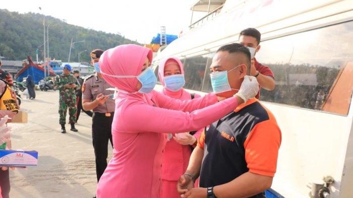 Antisipasi Covid-19, Bhayangkari Polres Anambas Bagi-bagi Masker dan Hand Sanitizer di Pelabuhan