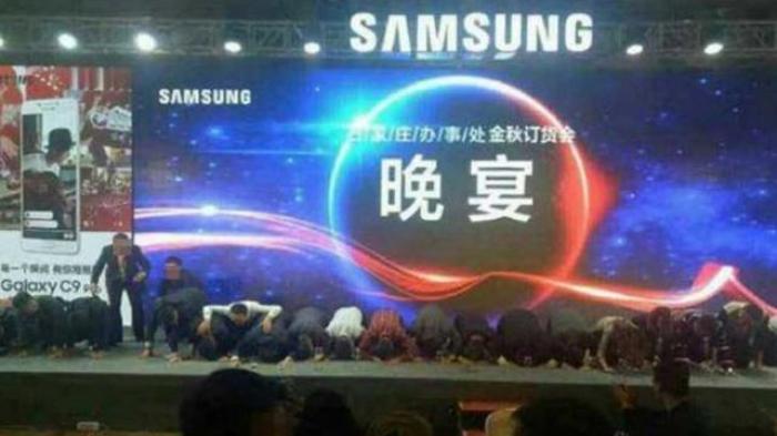 Seluruh Eksekutif Samsung Bersujud di Atas Panggung di China. Ada Apa?