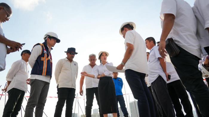 BP BATAM - Wakil Kepala BP Batam, Li Claudia Chandra inspeksi mendadak (sidak) ke lokasi proyek pembangunan Bukit Maranatha di Kawasan Kampung Pelita, Senin (6/10/2025).