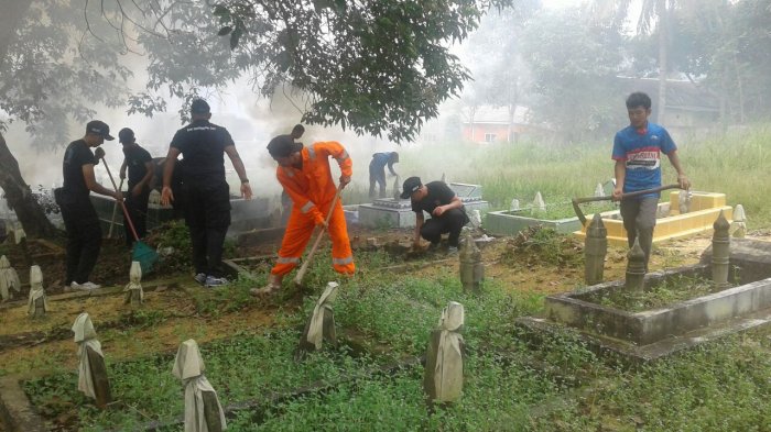 Brimob Karimun Bersihkan Pemakaman Umum dan Gereja, Begini Penampakannya!
