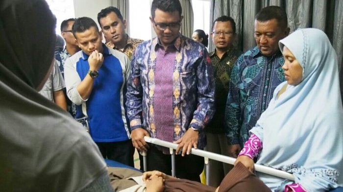 Bupati-Wabup Bintan Jenguk Korban Bus Terbalik, Habis Itu Rapat Mendadak!