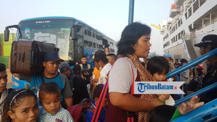 Tak Lagi Jalan Kaki, Penumpang Kapal KM Kelud di Batu Ampar Kini Diantar dengan Bus ke Kapal