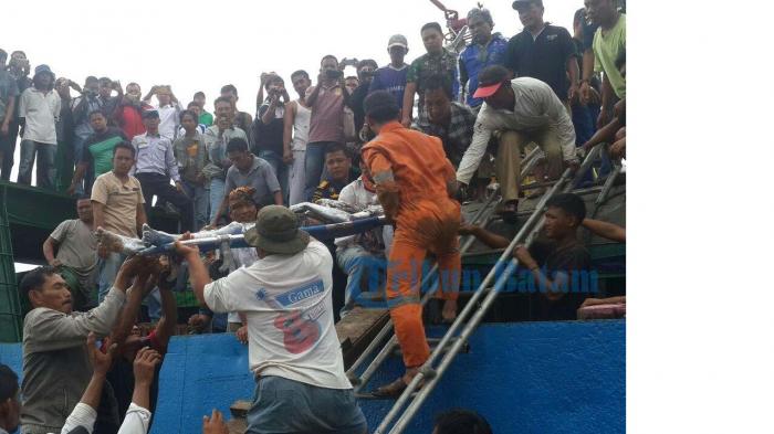 BREAKING NEWS! Brakkk! Crane Pelabuhan Karimun Tumbang, Operator Terjepit