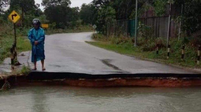 Dampak Banjir di Bintan, Jembatan Tirta Madu - Gesek Putus, Warga Terpaksa Putar Arah