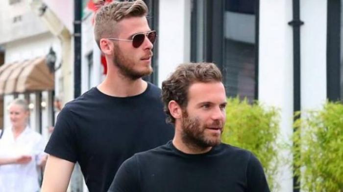 David de Gea dan Juan Mata Nyantai Pakai Kaos Hitam