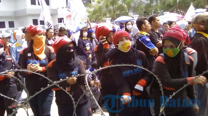 Desak UMK dan UMS pada Gubernur, Buruh Berdemo di Depan Graha Kepri Batam