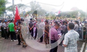 Warga Tanjung Buntung Bawa Jerigen Ke Kantor BP Batam