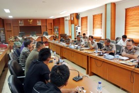 Brigjen Yotje Mende Temui Wartawan yang Demo di Mapolda Kepri