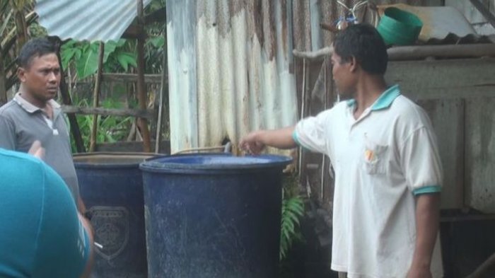 Tak Disangka! Bayi yang Ditemukan Pria Ini di Atas Drum Air, Ternyata Cucunya. Begini Ceritanya