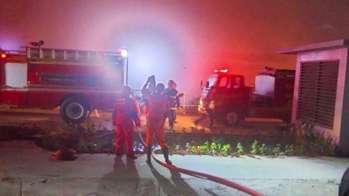 7 Mobil Damkar Dikerahkan, Petugas Masih Berjibaku Padamkan Api di Pollux Habibie Batam