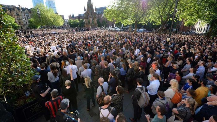 Ribuan Orang Berkumpul di Pusat Kota Manchester, Ungkapkan Empati pada Korban Bom