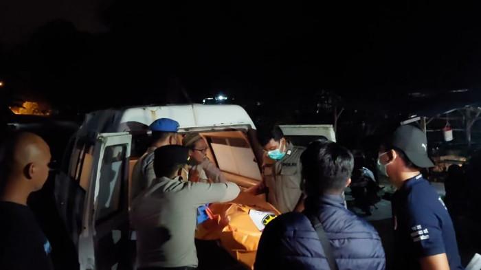 PENEMUAN MAYAT DI KARIMUN - Proses evakuasi jasad lansia yang ditemukan dalam rumahnya di Guntung Punak RT 01/RW 03, Kelurahan Darussalam, Kabupaten Karimun, Provinsi Kepulauan Riau (Kepri),  Senin (25/5/2026) malam.