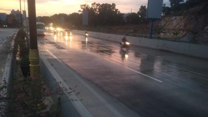 Kok Ada Air Mengalir di Sepanjang Jembatan Layang Simpang Jam Walaupun Tidak Hujan, Mengapa?