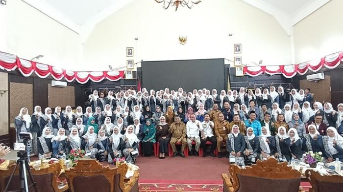 MUSCAB IBI KARIMUN - Wakil Bupati Karimun, Rocky Marciano Bawole dan para tamu undangan peserta Ikatan Bidan Indonesia (IBI) cabang Karimun saat Muscab V dan pelantikan Ketua periode 2023-2028 di Gedung Nasional Tanjung Balai Karimun, Kabupaten Karimun, Provinsi Kepulauan Riau (Kepri), Selasa (6/1/2026).