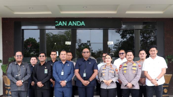 POLRES KARIMUN - Foto bersama setelah kegiatan silahturahmi antara Polres Karimun dan Pengadilan negeri Tanjung Balai Karimun pada Rabu (14/1/2026).