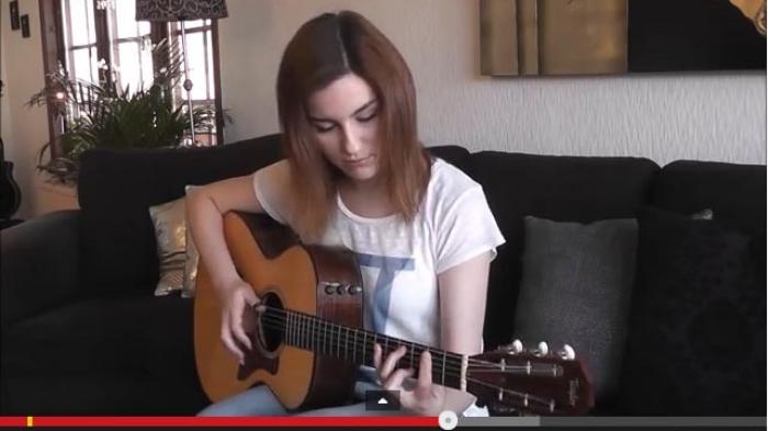Keren, Gadis Cantik Piawai Mainkan  Gitar untuk  Lagu Hotel California