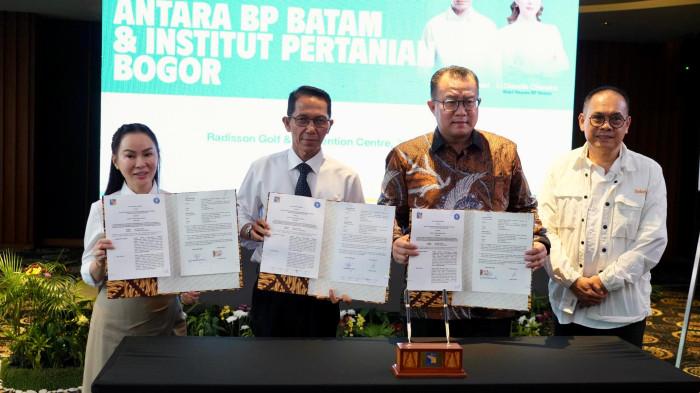 BP BATAM - Penandatanganan nota kesepahaman (MoU) antara Badan Pengusahaan (BP) Batam dengan Institut Pertanian Bogor (IPB) di Radisson Hotel, Jumat (31/10/2025). Sinergi dilakukan untuk memperkuat tata kelola layanan perizinan.