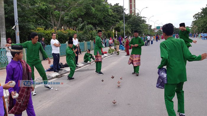 Permainan Seribu Gasing di Ruas Jalan Engku Puteri Dimainkan Pelajar SD dan SMP