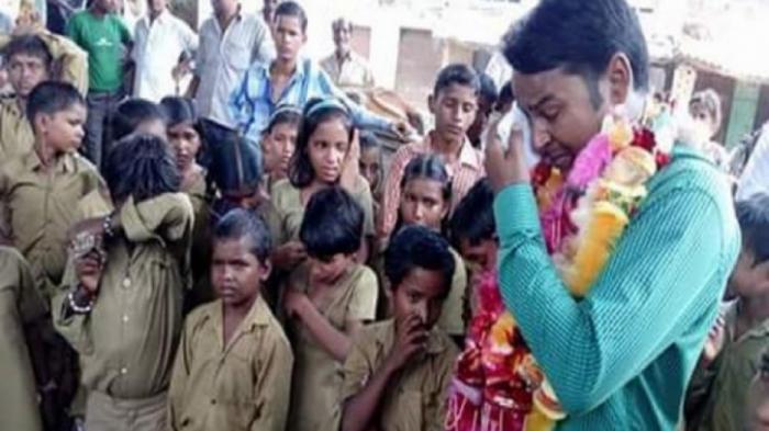 Mengharukan! Guru Teladan Ini Pindah Tugas, Seluruh Murid dan Warga Desa Menangisinya