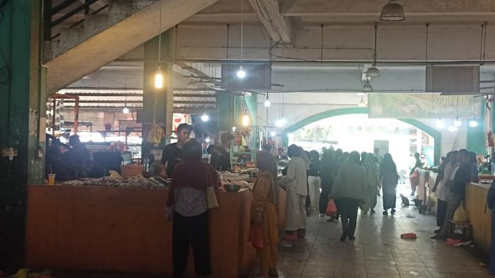 HARGA BAHAN POKOK DI KARIMUN - Stok dan harga bahan makan di Pasar Puan Maimun, Kabupaten Karimun, Provinsi Kepulauan Riau (Kepri) terpantau stabil dan stok tercukup hingga Ramadhan, Senin (16/2/2026).
