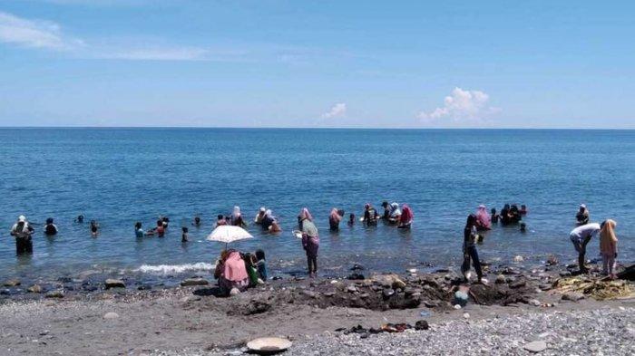 Tak Bisa Menahan, Wanita Lakukan Hal Tak Senonoh di Pantai, Keluarkan Alat Bantu Dari Dalam Tas