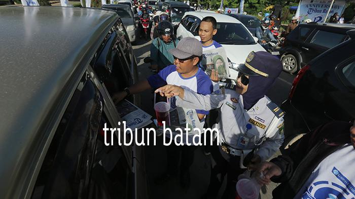 MERIAHKAN HUT ke-12 Tribun Batam, Pimpinan dan Karyawan Turun ke Jalan Layani Pelanggan