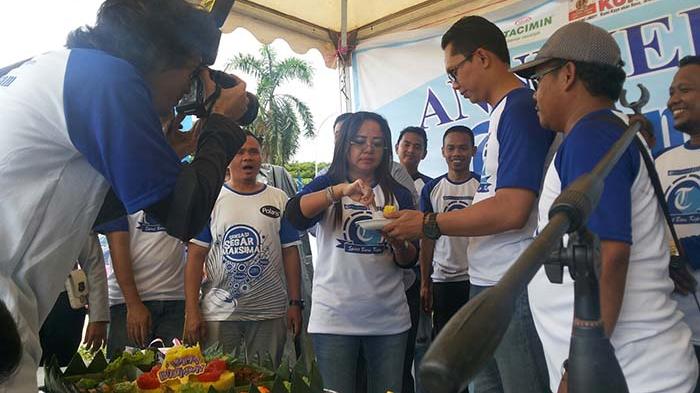Usai Rasakan Jadi Pengecer Koran, Petinggi dan Karyawan Tribun Batam 'Pesta' di Simpang Jam