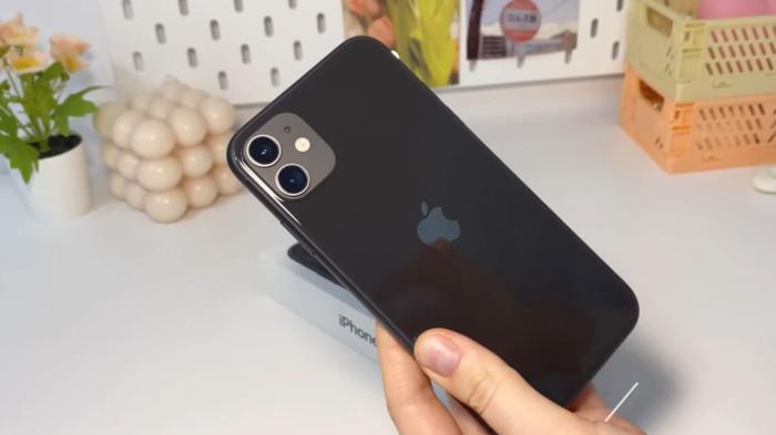 IPHONE AWAL BULAN- iPhone 11 dibekali beberapa pilihan warna salah satunya hitam dilansir dari YouTube ytsmeryn, Senin (21/7/2025). Berikut