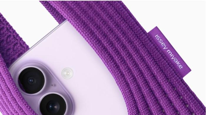 iPhone 17 Lavender saat dimasukkan kedalan iPhone Pocket ungu