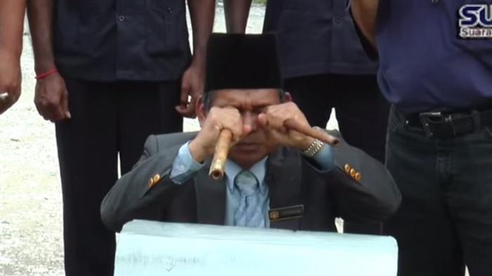 Dukun Malaysia Ini Gunakan Balok Es untuk Halau Kabut Asap