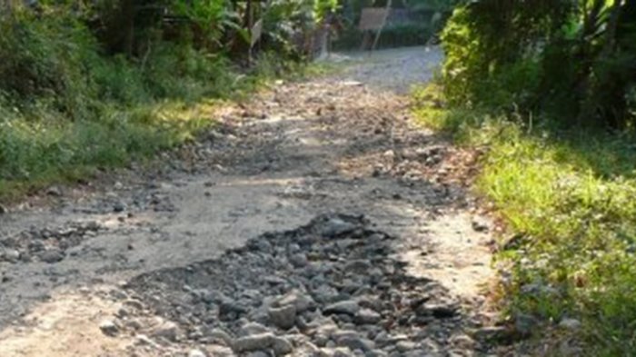 Jalan Selayang Pandang Rusak. Ini yang dilakukan Pemkab Anambas