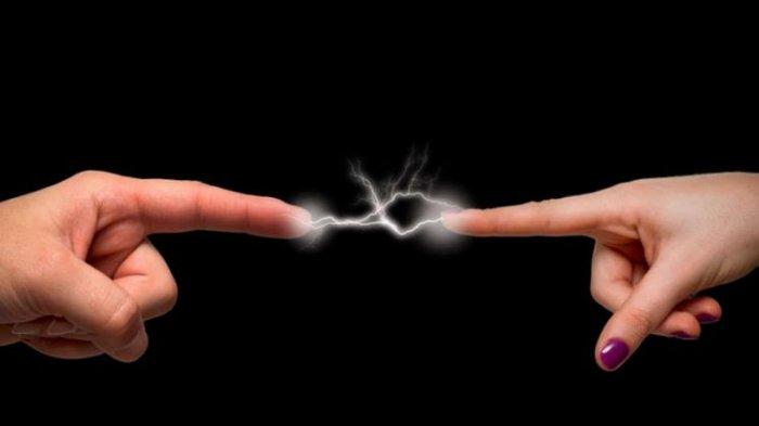 PERNAH Merasa Seperti Tersengat Listrik saat Bersentuhan dengan Orang Lain? Ternyata Ini Sebabnya