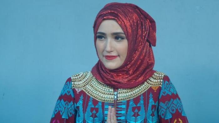 Istri Pasha Ungu Ikut membantu Membagikan Logistik untuk Korban Gempa