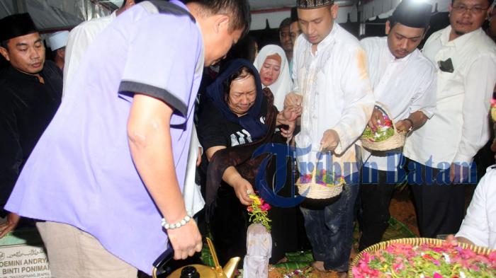 Istri Robert Iwan Loureaux Pingsan Usai Pemakaman