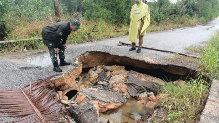 Jalan Penghubung Teluk Setimbul Karimun Amblas Akibat Tergerus Hujan