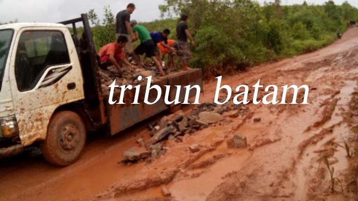 Jalan Rusak Parah, Bus tak Masuk Desa Manggak dan Pasir Panjang. Murid-Murid Sulit Pergi Sekolah
